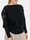 Sweter z ozdobnymi ramionami