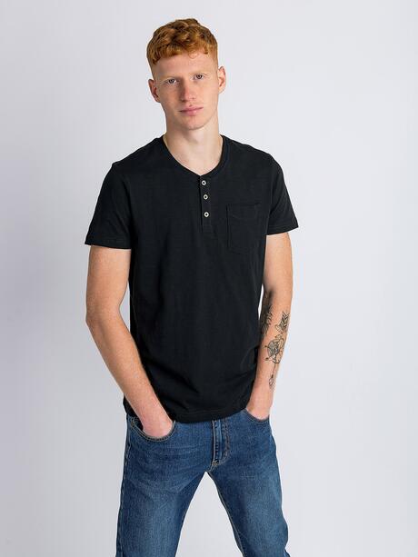 T-shirt z guziczkami