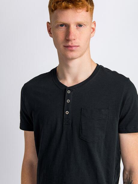 T-shirt z guziczkami