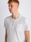 T-shirt z guziczkami