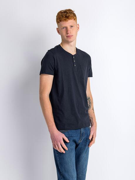 T-shirt z guziczkami