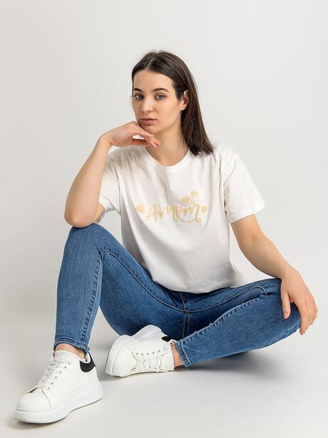 Koszulka z haftowanym napisem