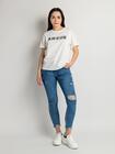 T-shirt z ozdobnym napisem
