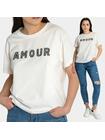 T-shirt z ozdobnym napisem