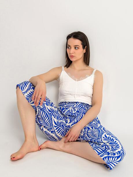 Zwiewne wzorzyste spodnie materiałowe