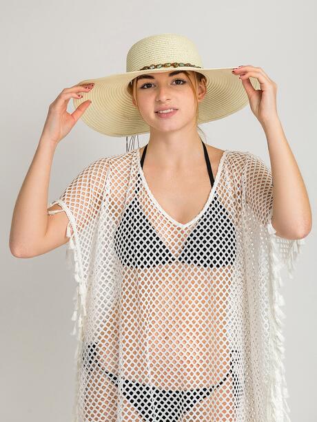 Kapelusz z ozdobnymi kamykami