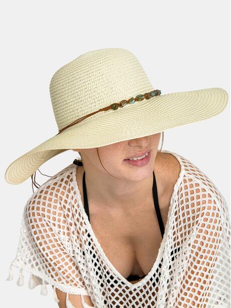 Kapelusz z ozdobnymi kamykami