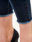Damskie jeansy z poszarpanymi nogawkami
