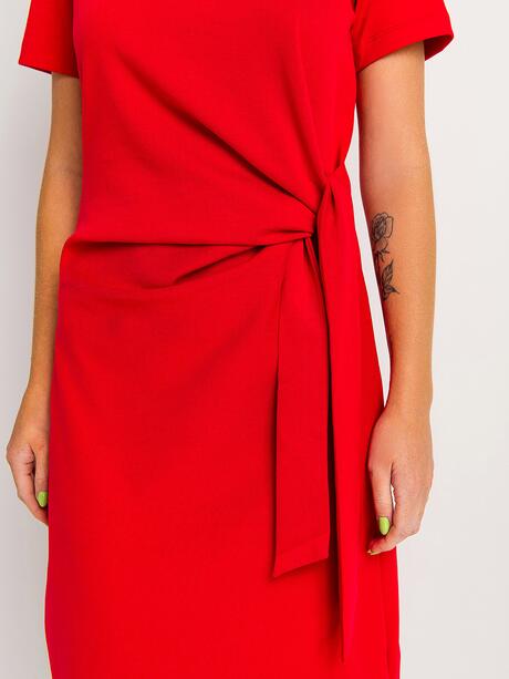 Sukienka z ozdobnym wiązaniem