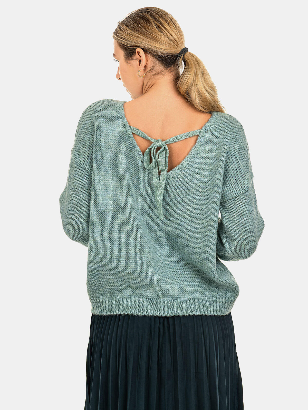 sweter z wiązaniem na plecach